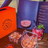 淮海中路上的这家bar，白天是咖啡店，夜晚是酒吧