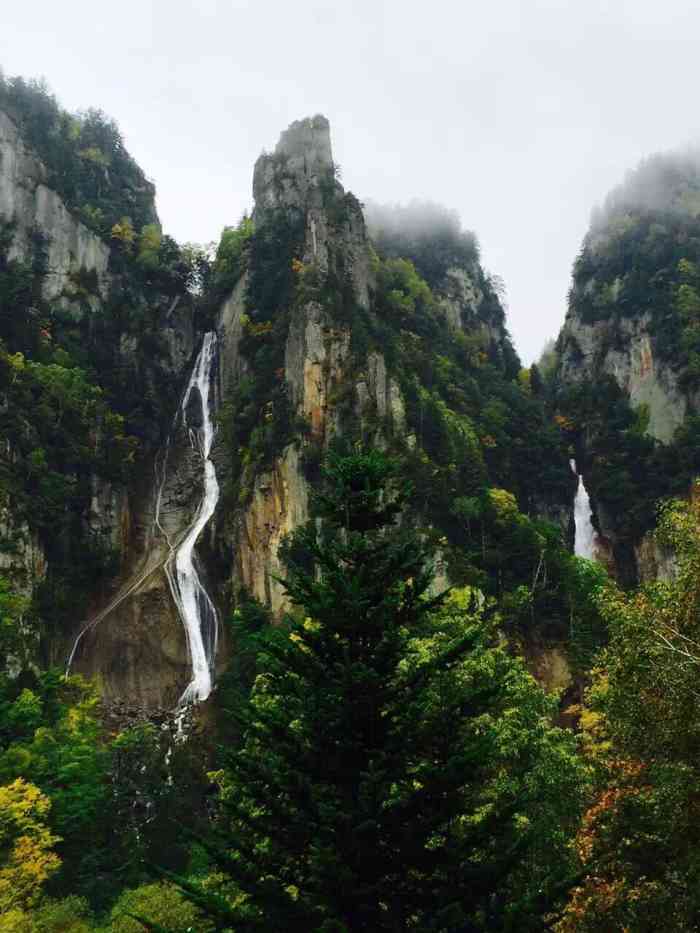 银河流星瀑布-"流星瀑布和银河瀑布位于北海道中部旭川市层.