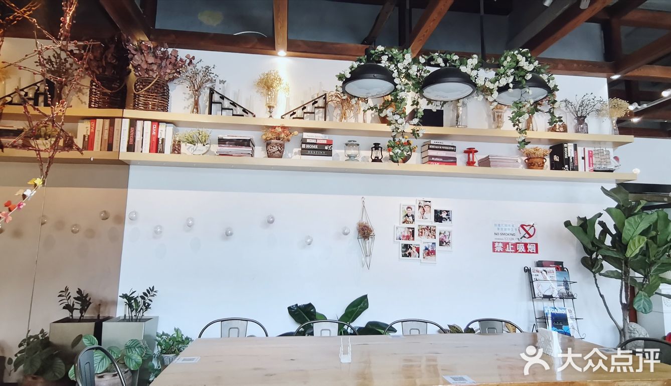 798的店都有共同的特点环境特别好，店在马路边上