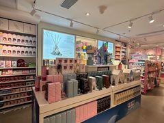 -名创优品(北京新中关购物中心地铁层店)
