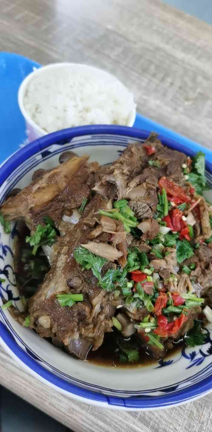 斗碗酱骨饭-"这家酱骨饭真的太好吃了,分量超多的,肉也.