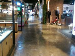 -王府井百货熙地港店