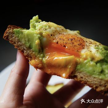 自制营养又健康的牛油果吐司早餐
