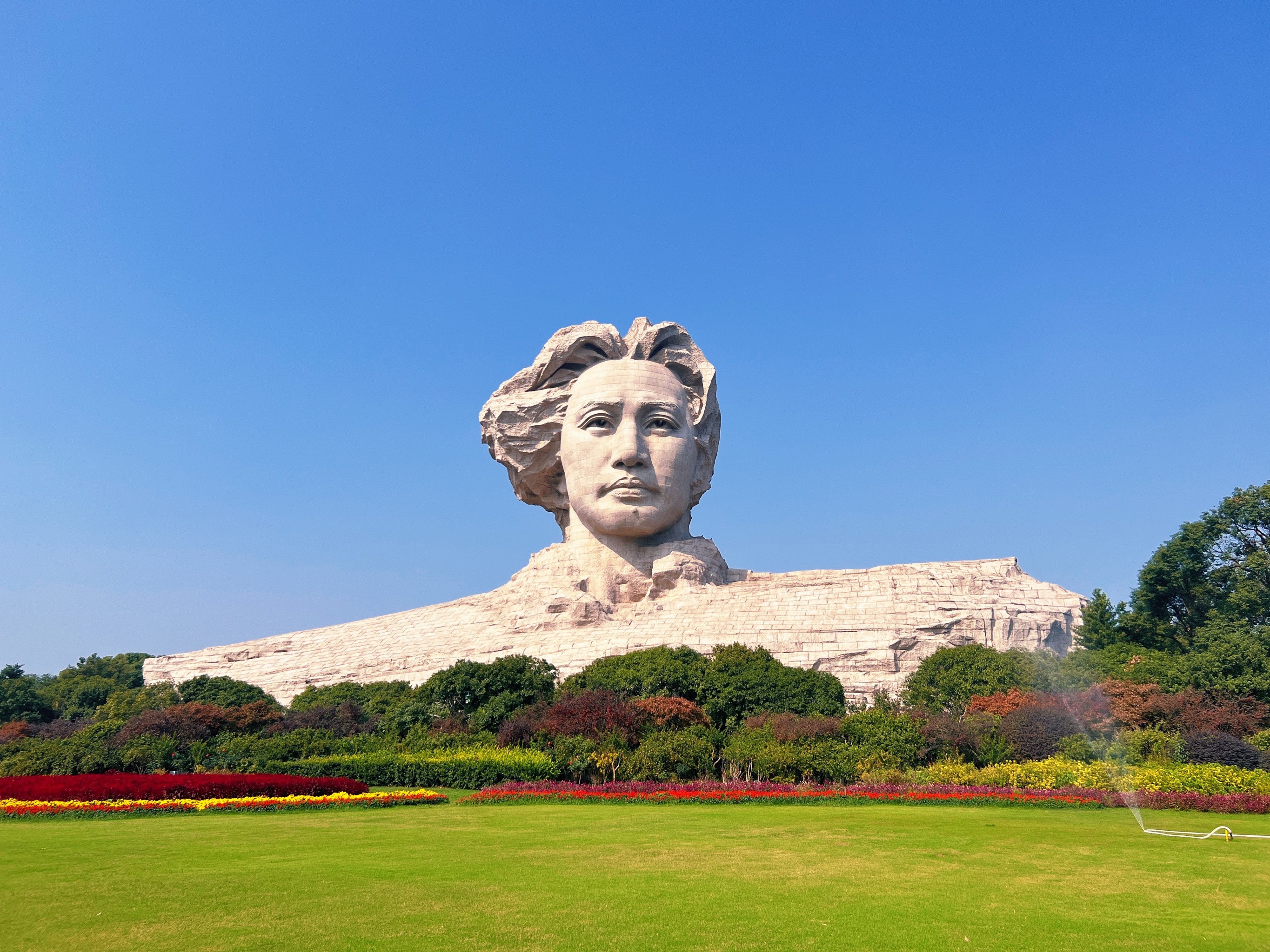 独立寒秋,湘江北去,橘子洲头