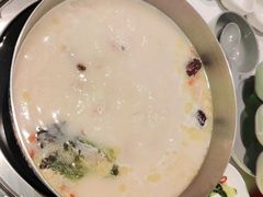 -洪氏嗨捞·广东猪肚鸡·椰子鸡火锅(西咸万象城店)