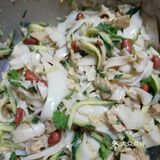 做好了蒸凉皮，都弄好了切点黄瓜丝、面筋，把凉皮拌起来