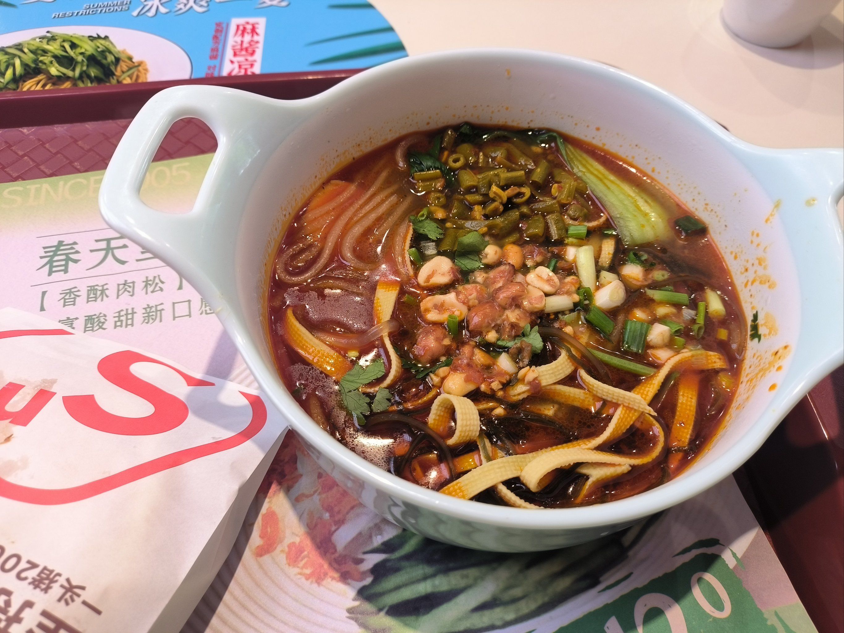 酸辣粉和肉夹馍味道都不错挺好吃的