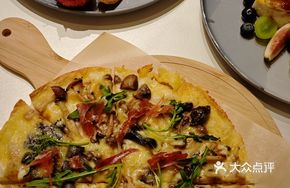 Truffle Dry-Cured Ham Mushroom Flaky Pie Pizza