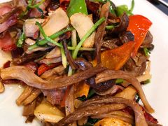 鹿茸菌炒腊肉-妈妈的味道·腾冲特色菜(和顺古镇店)