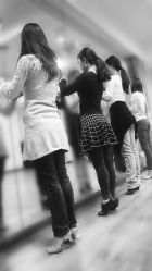 课上帮学员矫正身形-文E范儿ZUMBA尊巴舞蹈