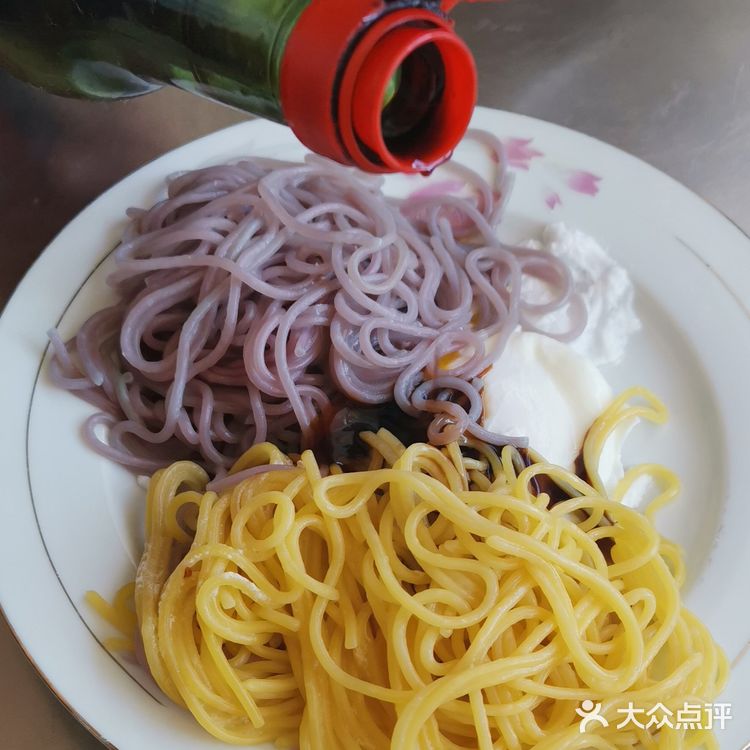 苗家食堂~简单易做的酱油拌面。