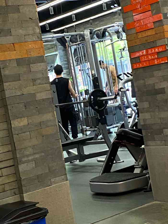 加伍磅健身-"去全中国最年轻的健体职业卡选手小萝卜的健.