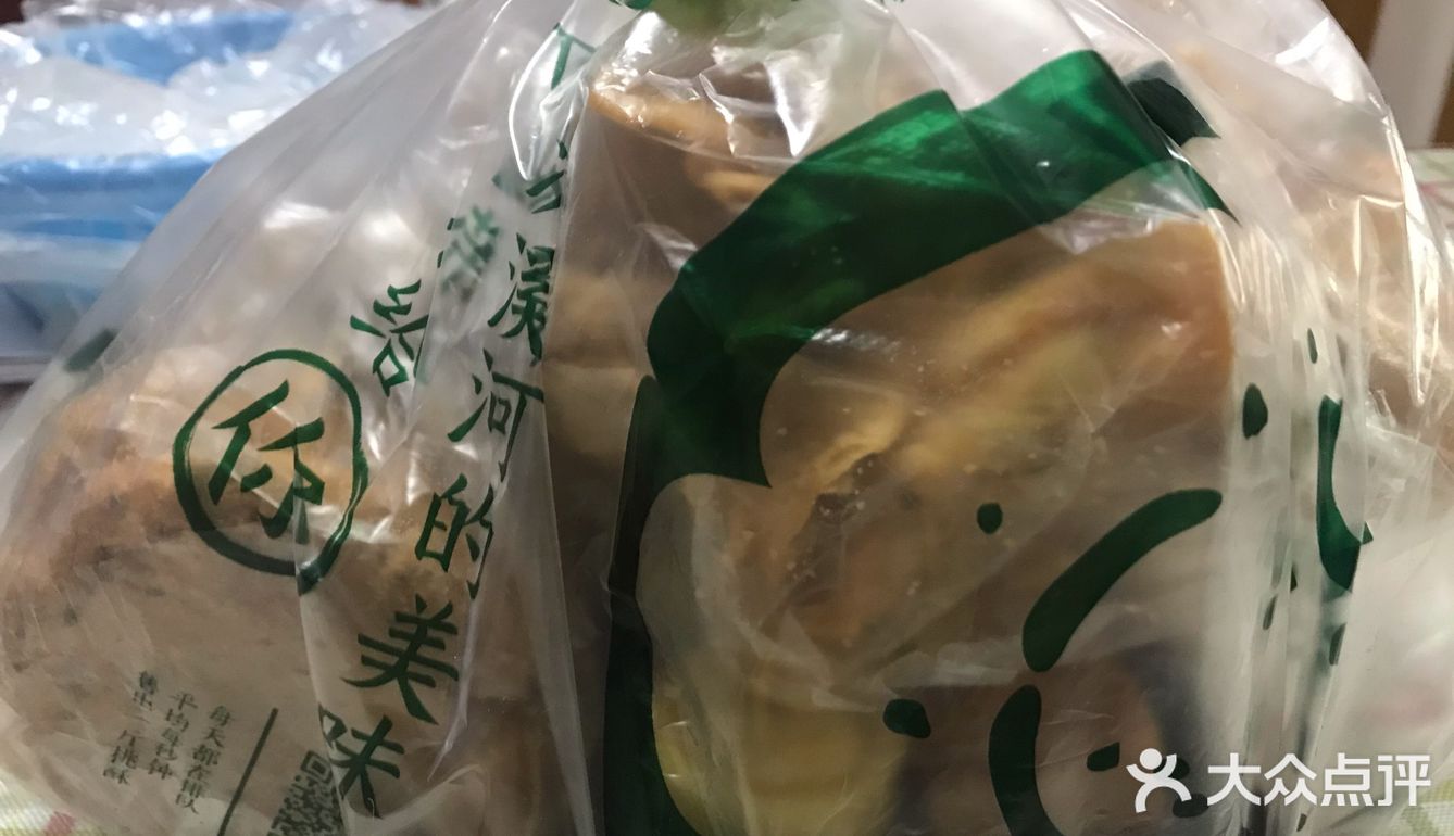 只有普通豆沙,有点甜,但是蛋黄糯糯的沙沙的很好吃