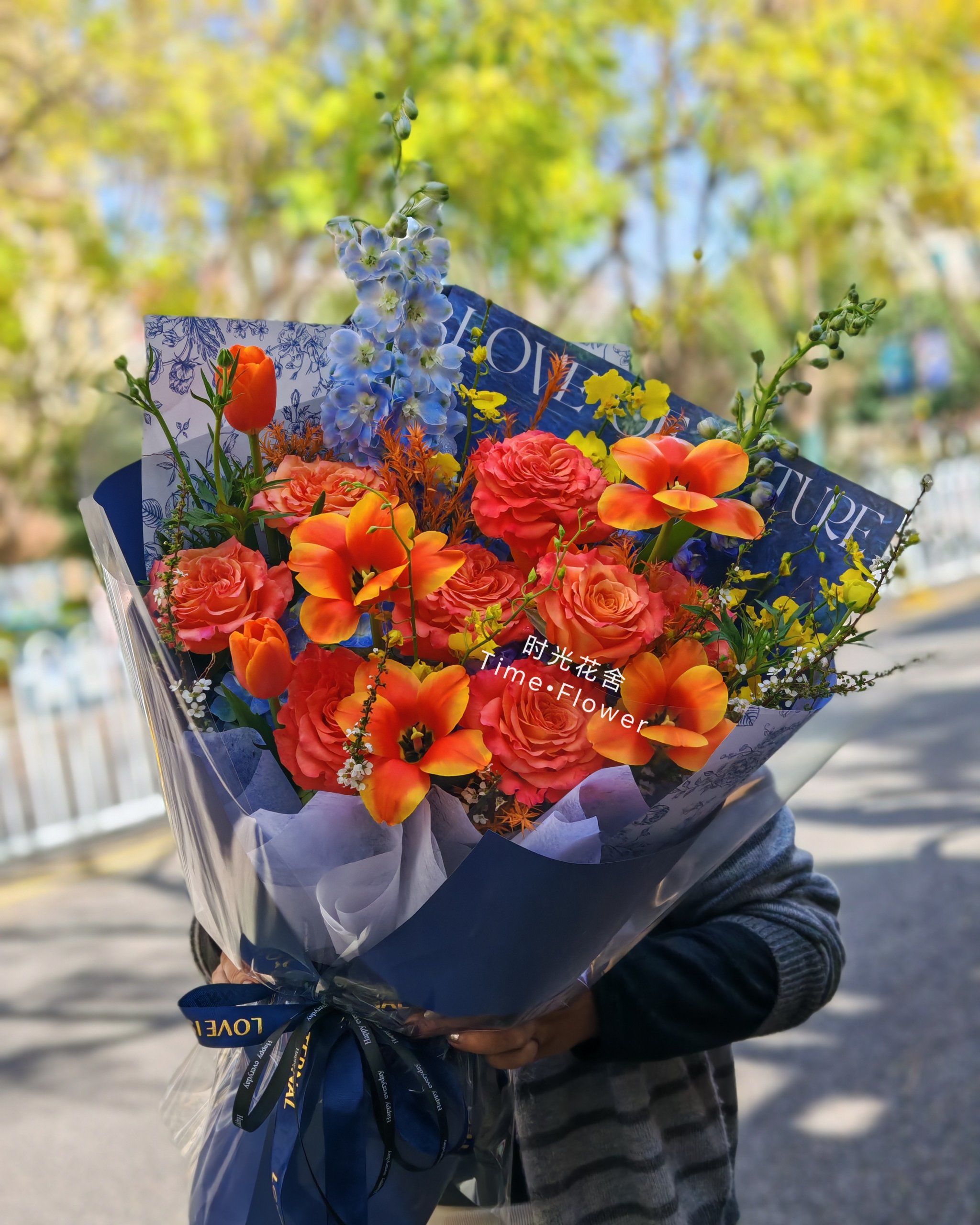 握着幸福的花束