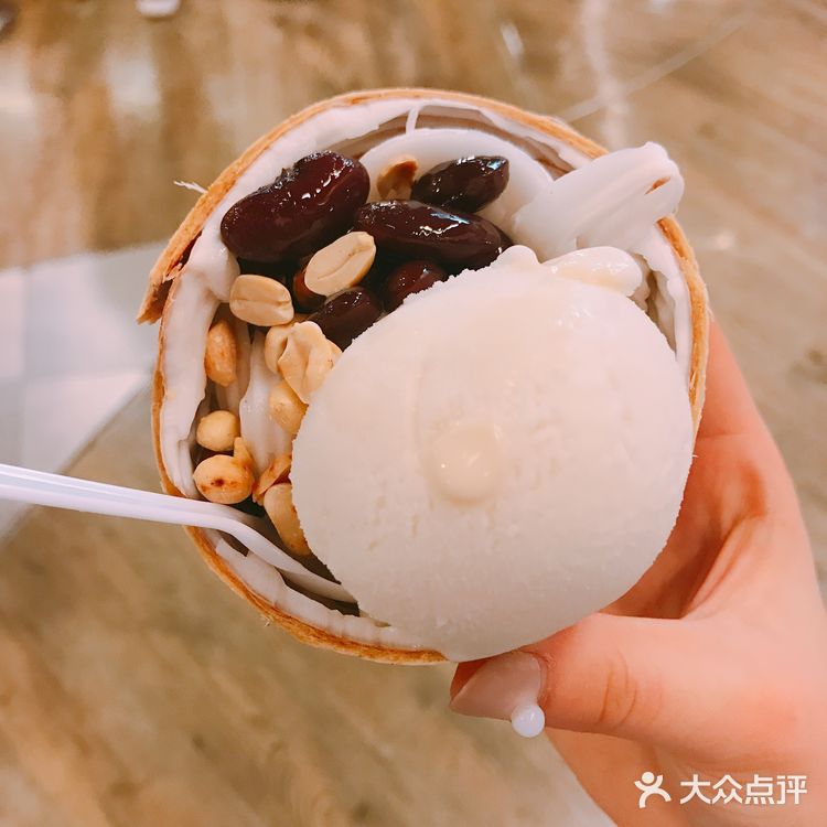 是用一个小椰子壳作为杯子冰淇淋也是浓浓的椰子香甜