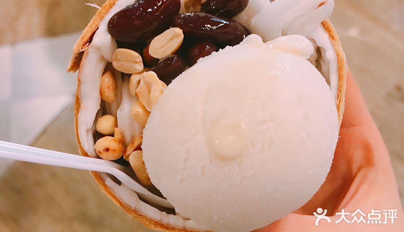是用一个小椰子壳作为杯子冰淇淋也是浓浓的椰子香甜