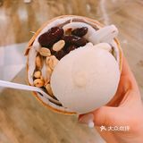 是用一个小椰子壳作为杯子冰淇淋也是浓浓的椰子香甜