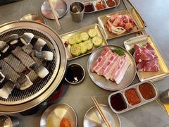 -围炉肉舍•炭烤活鳗•丹东海鲜烤肉(步行街店)