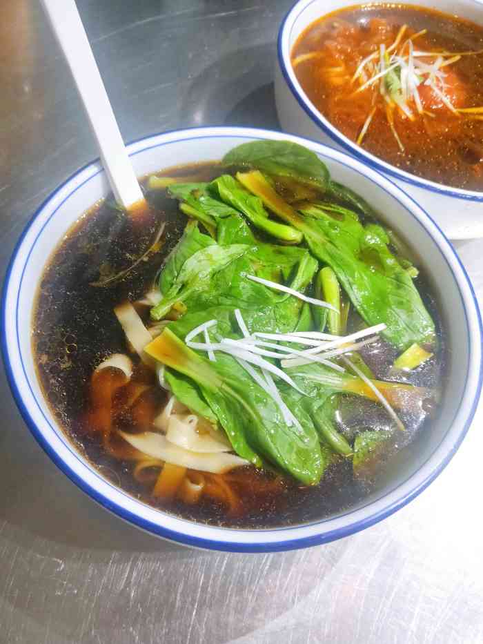 友乐达台北精致面馆(中山公园店)-"缩在弄堂里,店不大但还算干净,面条