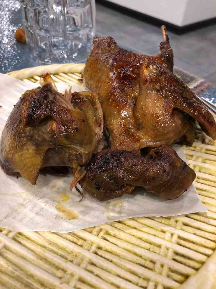 黄泥烧鸽子-"菜品「黄泥烧鸽子」特别的好吃,一点也不腥.