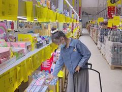 -黄五箱进口网红仓(金沙滩啤酒城店)