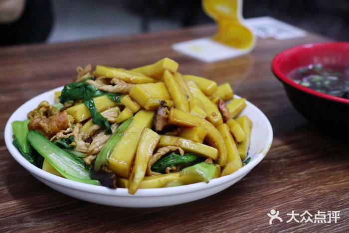 鸡蛋肉丝炒黄年糕