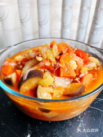 食材：猪肉，洋葱，蒜，芹菜，胡萝卜，西红柿，茄子