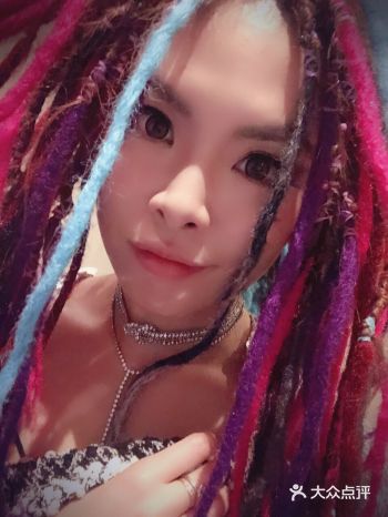 只能头发夹起来，用手提花洒 晚上睡觉更加挂三…