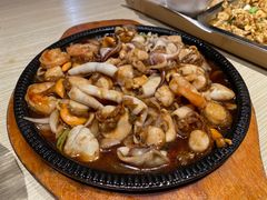 铁板海味三鲜-小船渔村•大连菜•大连焖鱼(黄河路店)