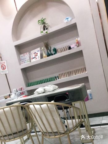 最近天天加班，肩颈酸痛，很不舒服，就找了一家美容院来