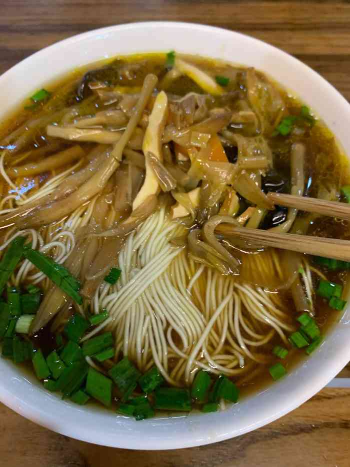 打分 经常路过藏书,有时候懒得做饭就来一碗面,素浇面味道很好,浇头很