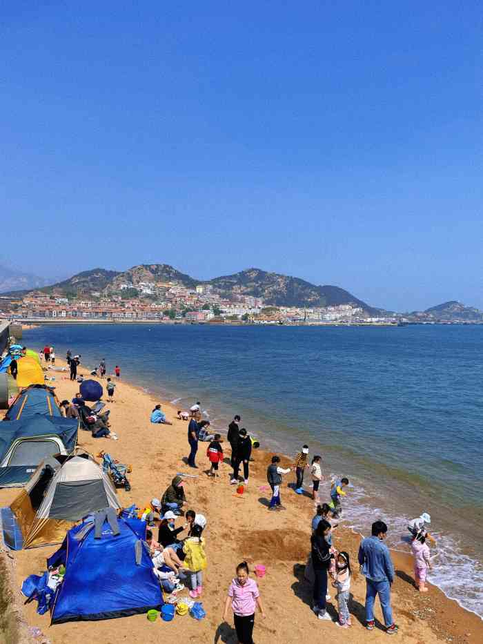 从"沙子口是个好地方"这个大石头,往下走,就是这片海滩.