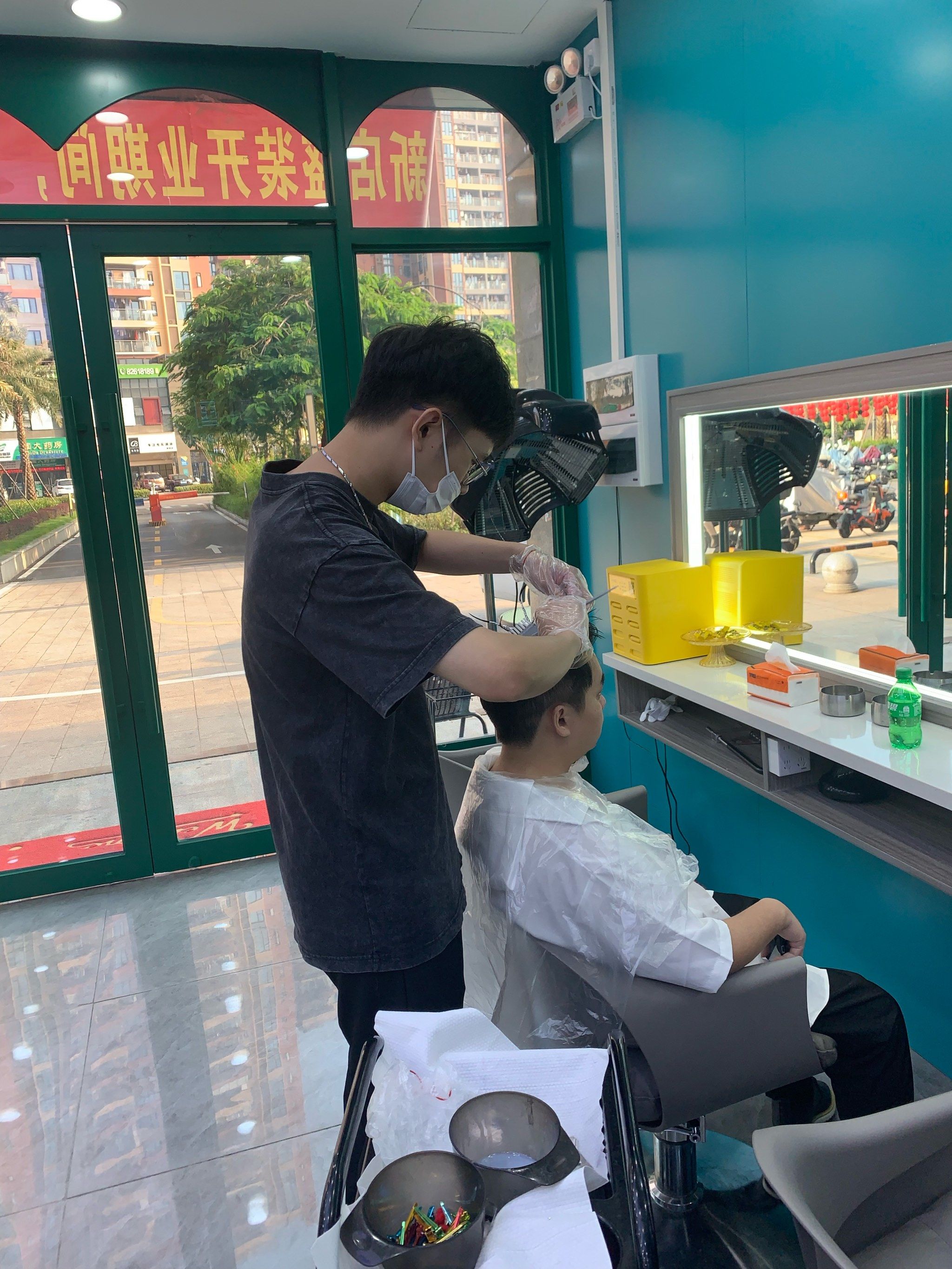 忙碌理发店的一天