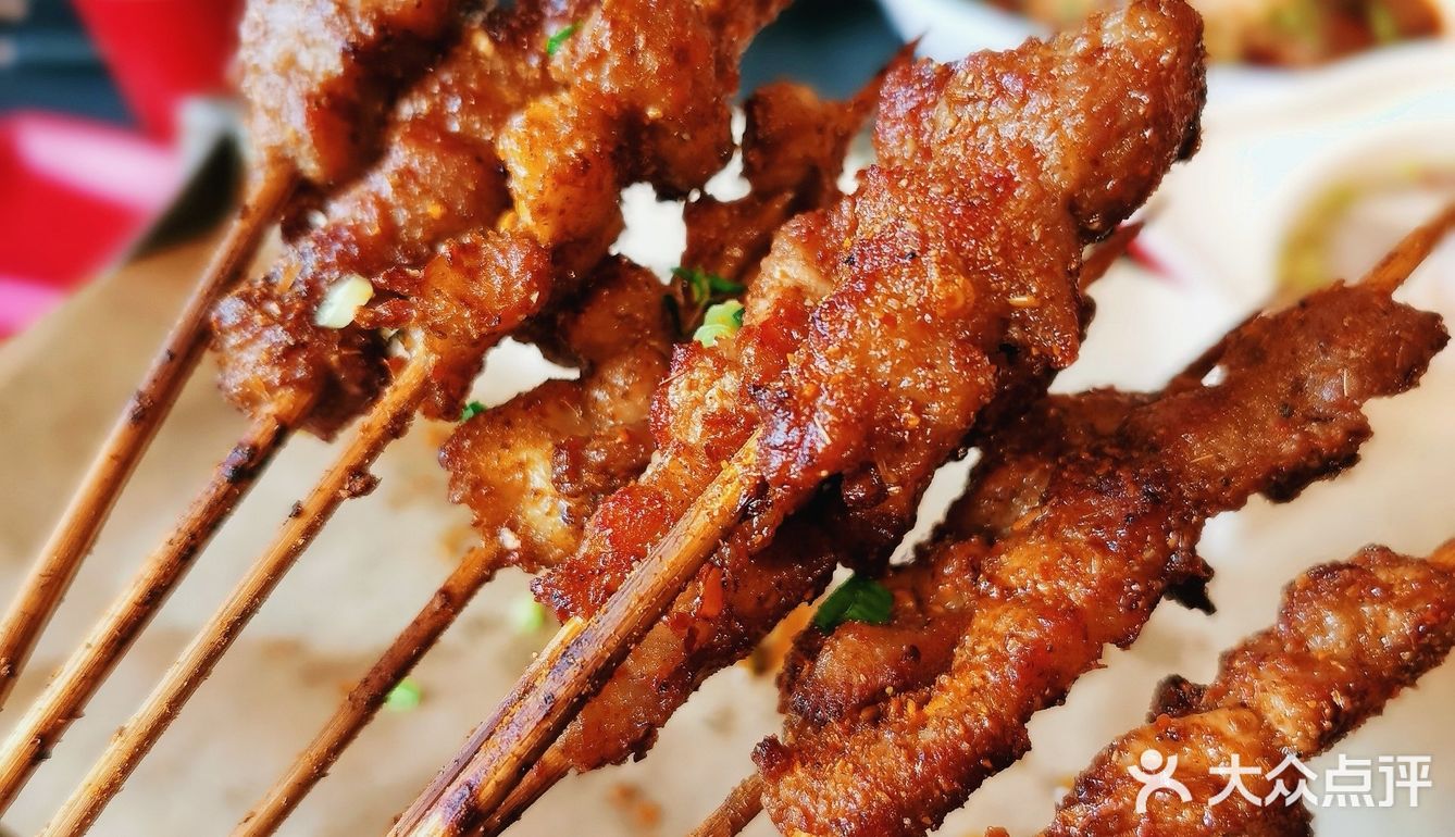 红料理拍了拍你，请你双红节撸串吃宵夜[奸笑]🍻🥢