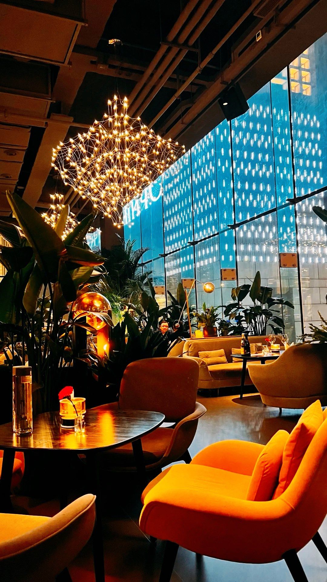 一有朋友来北京玩想拍国贸我就会带她来这家酒吧,拍国贸一绝,简直名媛