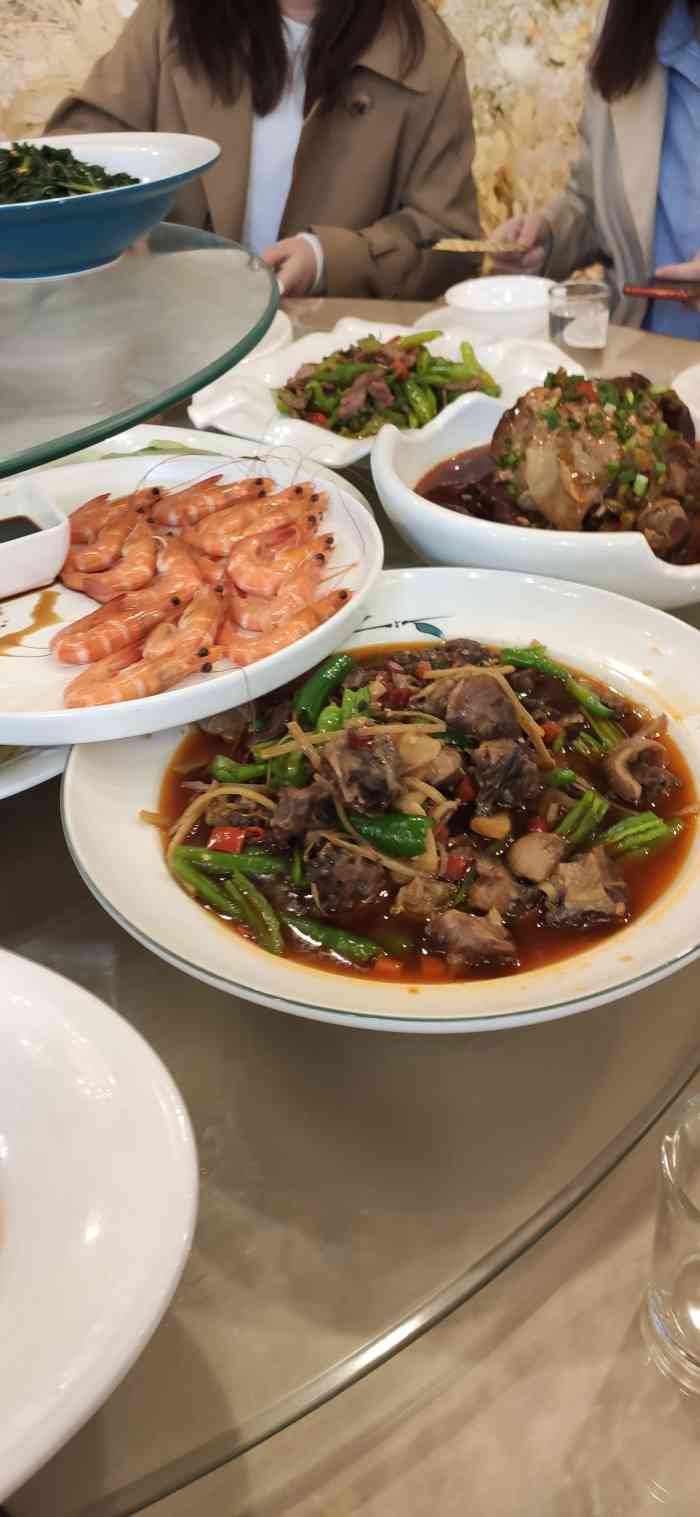 鲜逸食坊·三圣福苑(三圣乡店"团建活动,遇到爷爷奶奶在外面合唱有