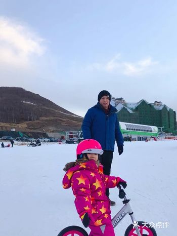 小宝贝们滑雪的样子真的是太炫酷啦！