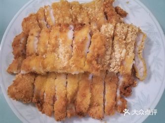 颜色金黄捞出，锅里油温升至六成热复炸鱼排