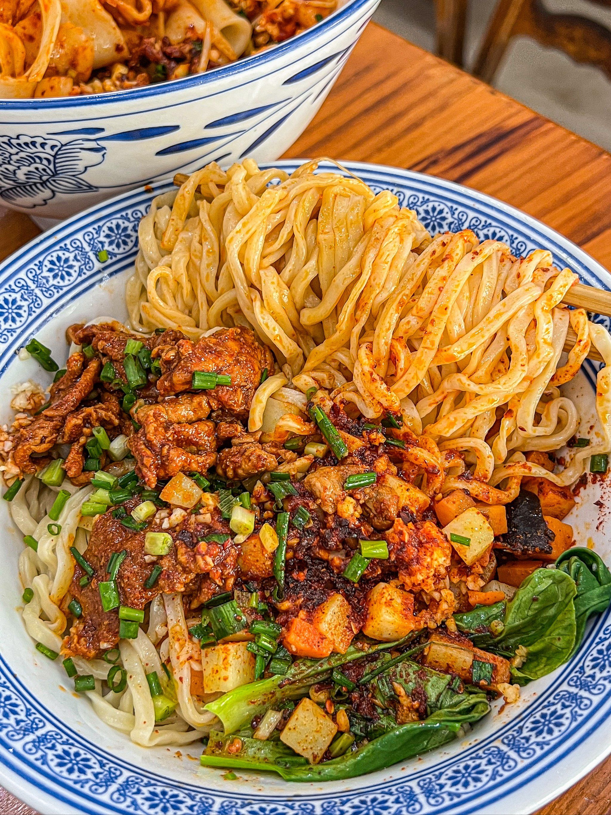 nbiangbiang面💰18 / 臊子干拌面💰16
份量都巨足!