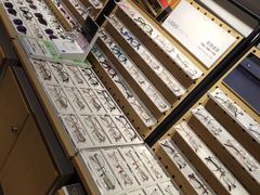 -LOOK眼镜·蔡司依视路配镜(宝山万达店)