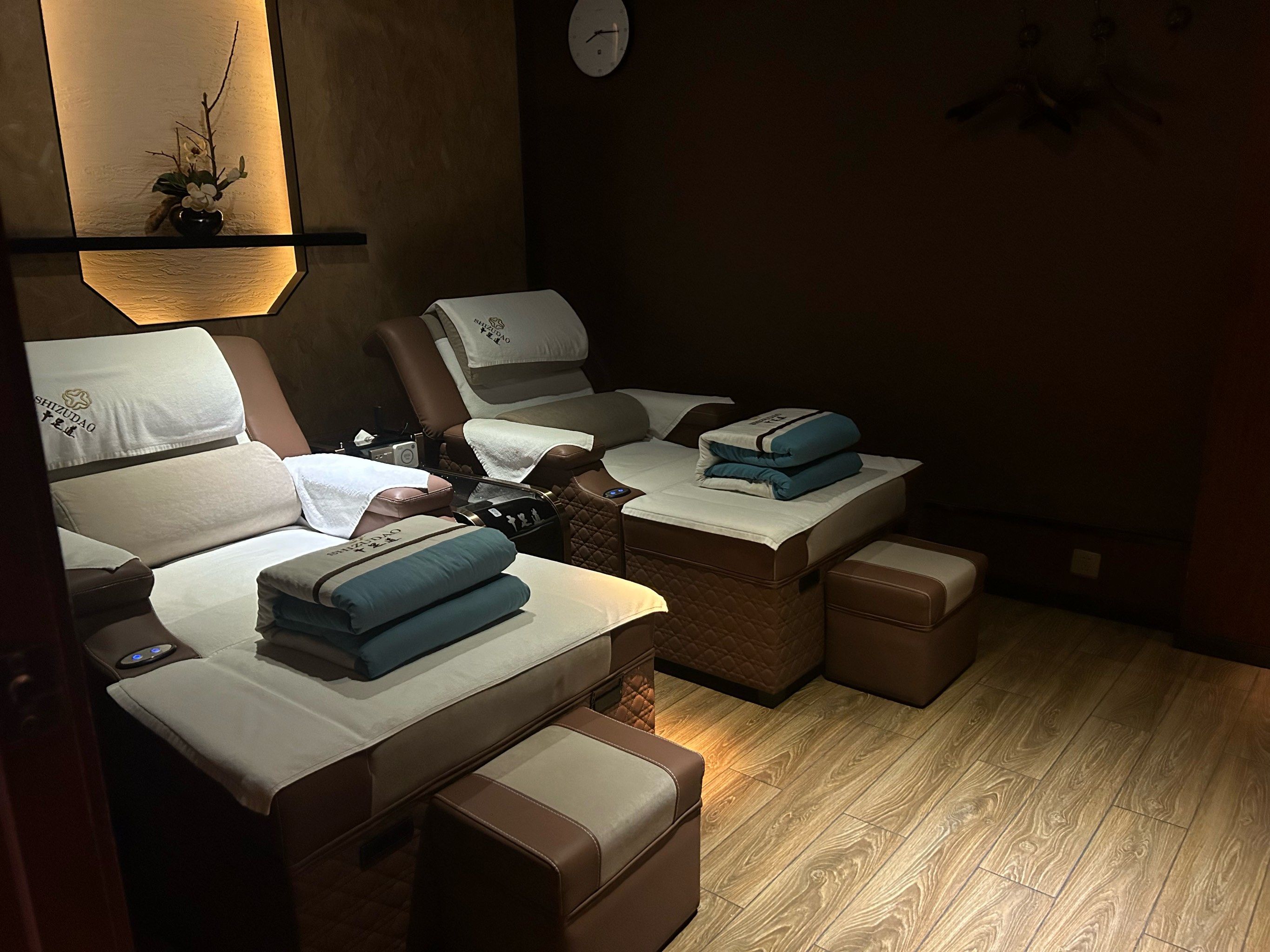 人累身体疲倦,休假约着姐妹来足浴店按摩放松
温江光华店这家足浴店