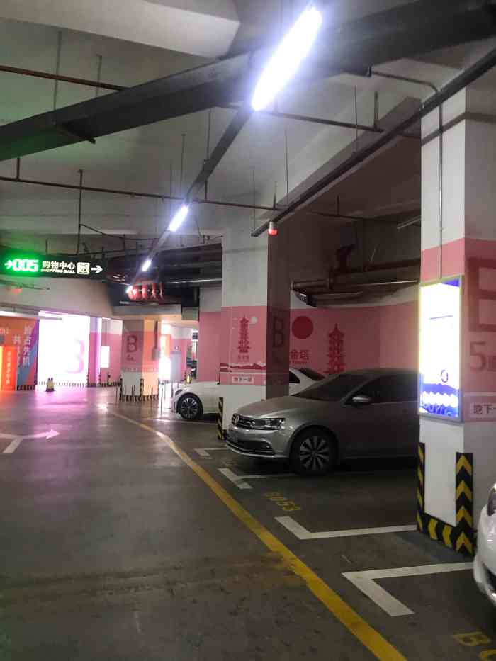新城吾悦广场停车场