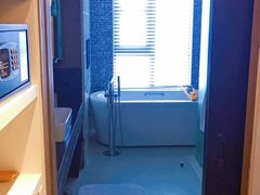 衣帽间傻傻的感应灯-上海外滩英迪格酒店