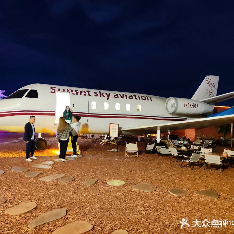 没赶上夕阳，但赶上了夜景和表演，凉爽的秋天在户外吃饭[牛排]。