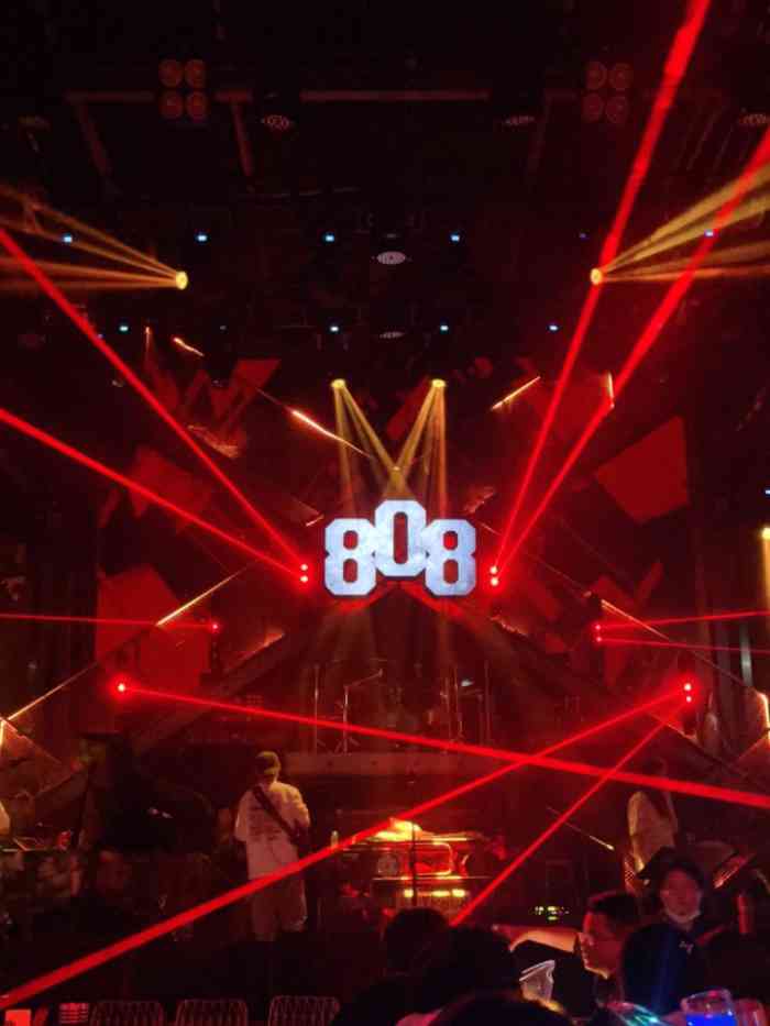 808 livehouse-"进到里面气氛很嗨,驻唱唱着熟悉的流行歌,.