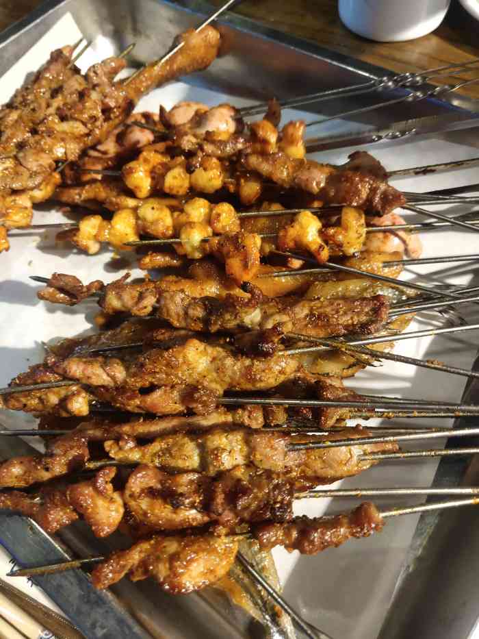 王中王烧烤(烧烤店)-"导游小姐姐推荐的餐厅,烤串和烤鱼都很好吃.