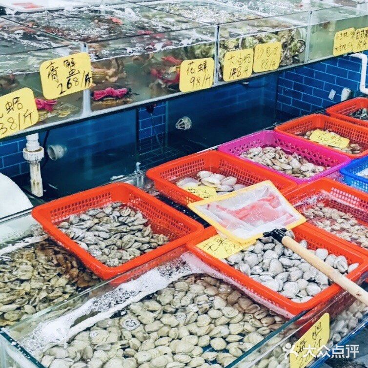 室内环境蛮大的，前面摆满海鲜，后面都是座位。服务