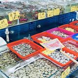 室内环境蛮大的，前面摆满海鲜，后面都是座位。服务