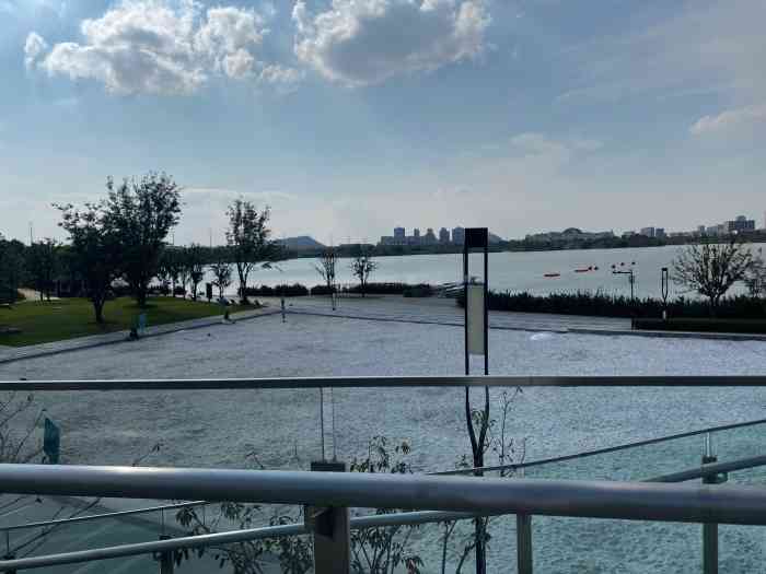 紫琅公园沙滩-"98绿水青山,自然相随.把园林景观融入城.