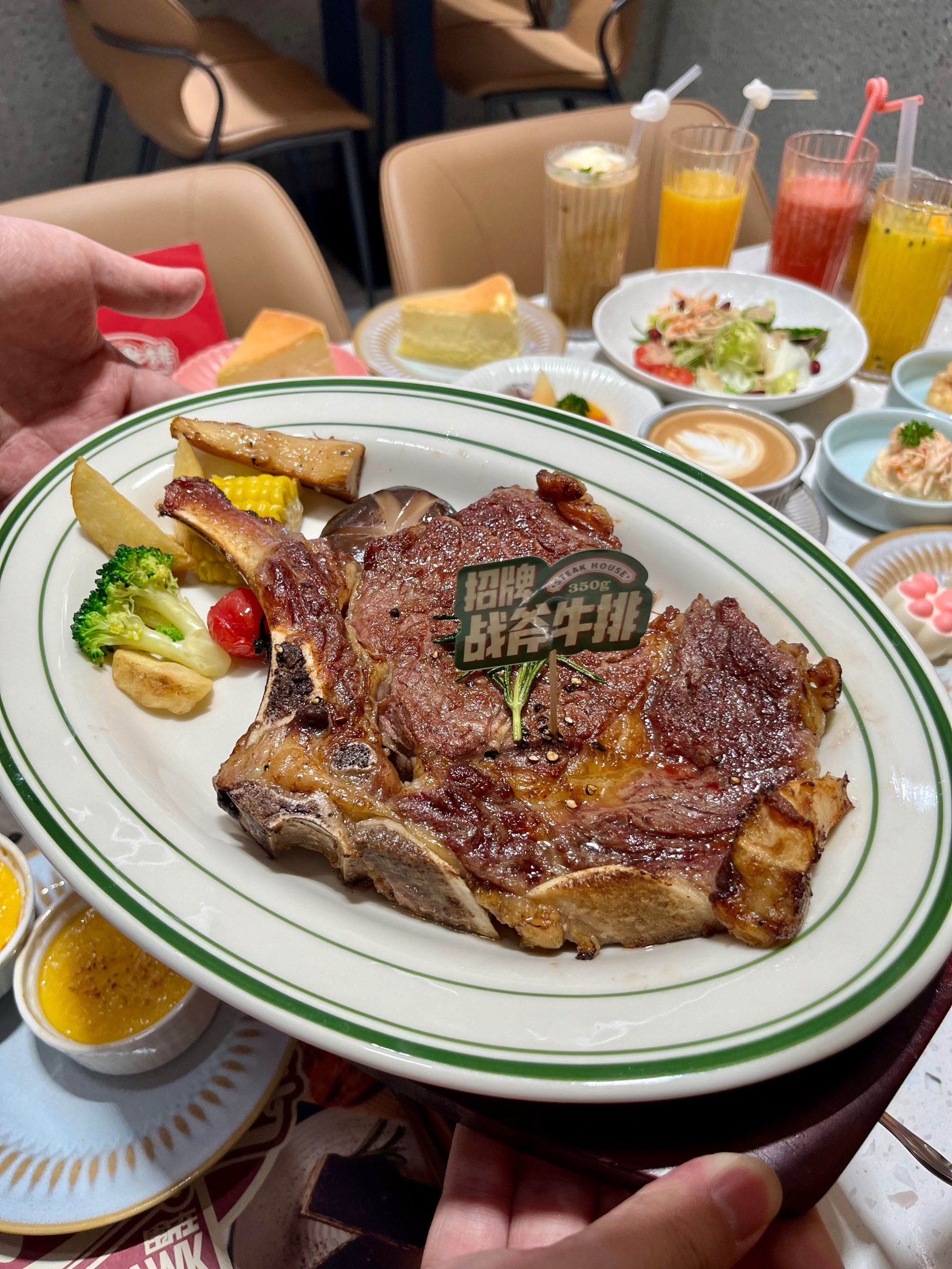 momopark新开的自助牛排,战斧牛排香乃了!